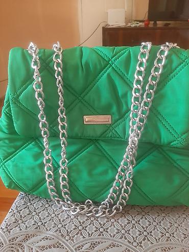 kosmetika üçün çantalar: Parlaq yaşıl rəngli, iri ölçülü quilted (romblı tikiş) qadın çantası — 1