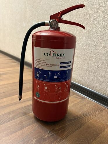 Su nəqliyyatı: COnFIREX markalı qırmızı rəngli yanğınsöndürən. Silindrik formaya