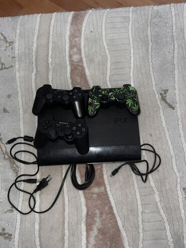 sony playstation 4 sa dva dzojstika: Sony PlayStation 4 oyun konsolu var 1 i işləmir dörd ədəd oyun