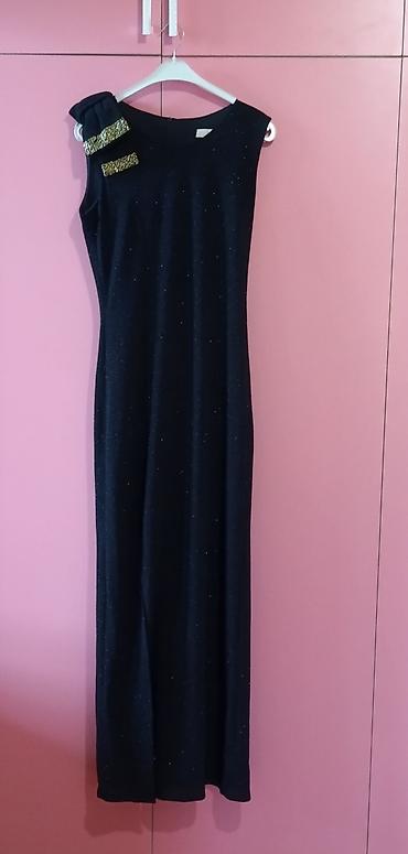 elegant: Qara rəngdə, uzun, elegant ziyafət geyimi. Parlaq sapla toxunmuş parça — 1