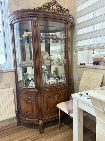 divar rəf: Klassik üslubda bəzəkli vitrinali bufet - Material: massiv ağaca