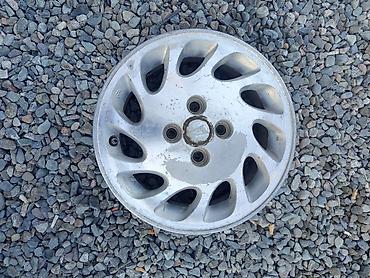 Литой автомобильный диск, 15" (примерно), 5 отверстий под болты