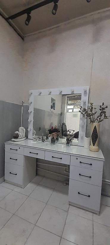 dosəmə ustu guzgu: Ağ rəngli makiyaj masası və işıqlı güzgü komplekti. Model geniş iş — 2