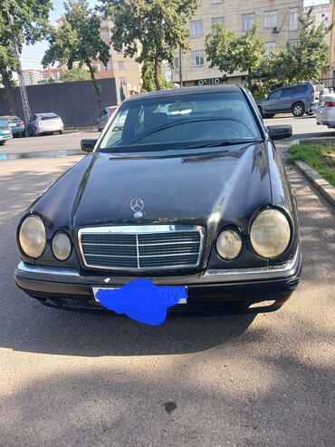 mercedes benz e 220: Автомобиль Mercedes-Benz E-класса в кузове седан, черного цвета. Салон