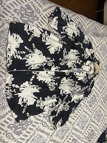 Qara-ağ rəngli, iri floral naxışlı düyməli köynək. - Model: qısaqol lalafo.az -da Qara-ağ rəngli, iri floral naxışlı düyməli köynək. - Model: qısaqol