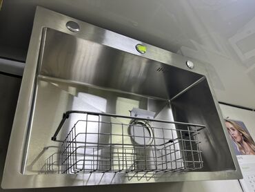 кухонные шкафы с мойкой: Просторная кухонная раковина из нержавеющей стали, оснащенная сетчатой