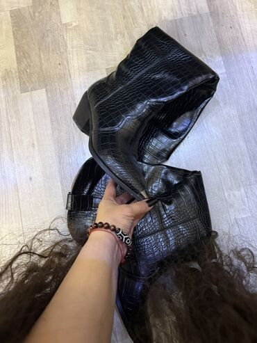 черные мужские сапоги: Qadın platformalı uzun çəkmələr 125 m alinib bir defe geyilib - Rəng