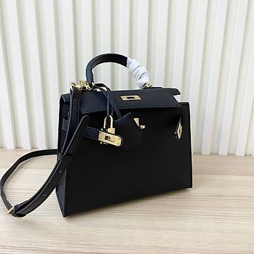 Torbe: Elegantna crna ručna torba od zrnaste kože, klasičnog trapezastog — 3