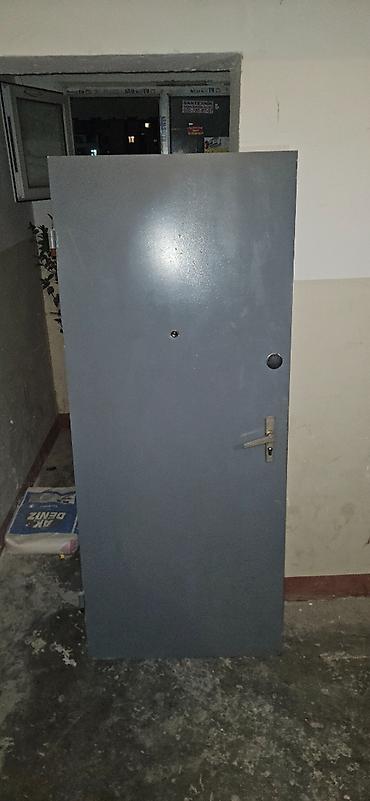 demir ferma: Evin çöl qapısı. 9 mərtəbəli binanın mənzilinin qapısıdır. Tam yararlı — 2