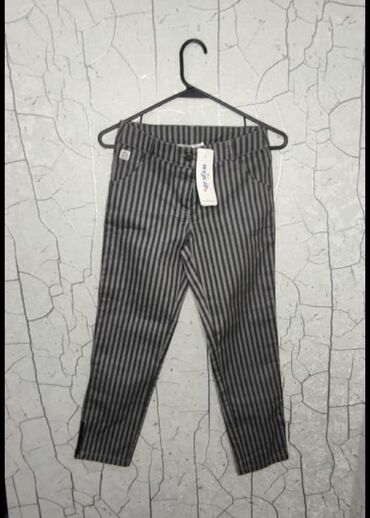 джинсы размер м: Джинсы и брюки, цвет - Серебристый, Новый