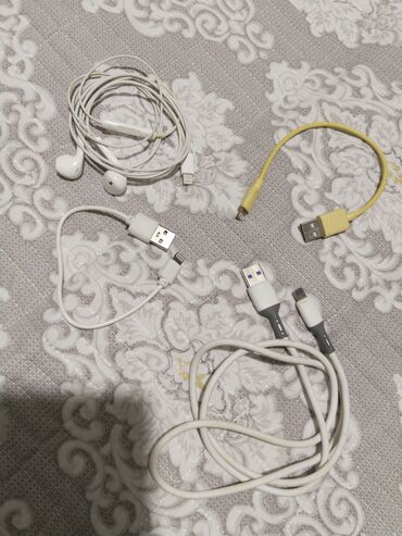 аккумулятор зарядник: Набор аксессуаров для смартфонов (Lightning/USB): - Проводные