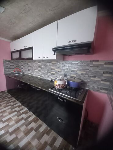 Mətbəx mebeli: Mətbəx mebeli dəsti - Üst modul: ağ rəngli şkaflar, biri şüşəli — 4