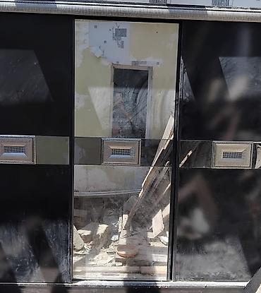 dolab kupe: Qara şüşəli sürgülü qapılı dolab - Dizayn: Parlaq qara ön panel — 1