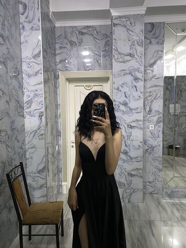 платье с открытой спиной: Срочно продаю красивое, черное вечернее платье🖤сзади на завязках