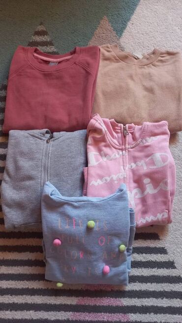 komplet dresovi za decu: Set od 5 dukseva za devojčice, velicine 122-128cm, jedan je naznacena