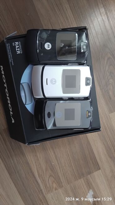телефоны раскладушки: Motorola Razr2 V8, Новый, < 2 ГБ, цвет - Черный, 1 SIM