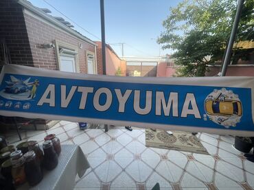 avto padyomnik satilir: Avtoyuma reklam banneri. Üzərində avtomobil təsvirləri olan, mavi