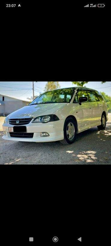 недорогие минивэны бу: Белый минивэн Honda Odyssey с обтекаемым кузовом и черными акцентами