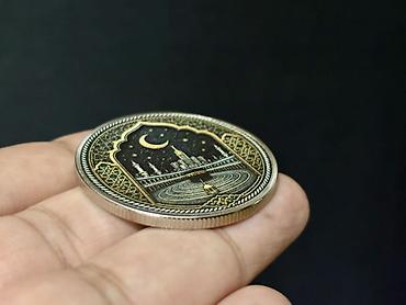 kub nece hesablanir: Kaaba xatirə medal/moneti - Dizayn: Ön üzdə “KAABA – House of — 4