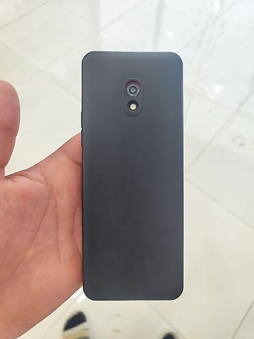 4g: Düyməli mobil telefon, qara rəngdə. Cihaz klassik klaviatura ilə — 1