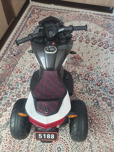 yay desdleri: Uşaq üçün elektrikli üçtəkərli motosiklet - Rəng: qara/ağ, qırmızı — 1