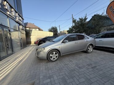 машины за 6000 долларов: Серебристый седан Nissan Primera P12 предлагает комфорт и надежность