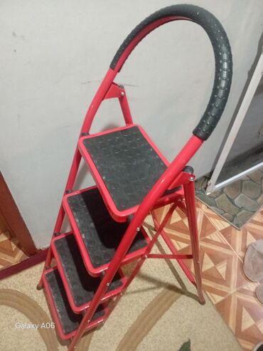 Nərdivanlar: Qırmızı rəngdə qatlanan 4 pilləli ev nərdivanı.Sifariş götürülür — 5