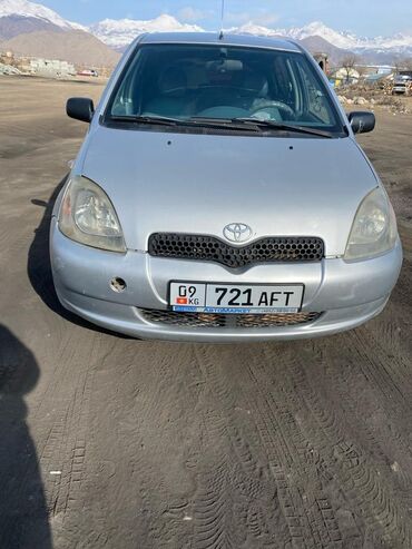 Toyota: Компактный автомобиль Toyota Yaris серебристого цвета. Оснащен