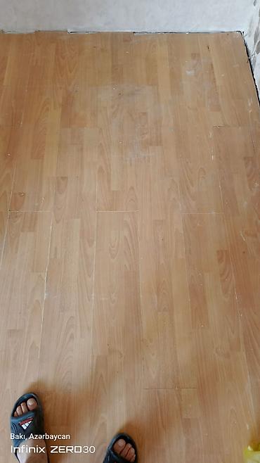 Laminat döşəmə – ağac naxışlı, açıq qəhvəyi tonlamlnat sokulur osdeyen