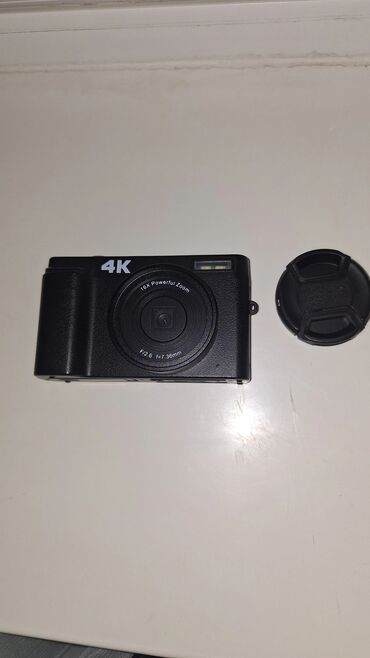 видеокамера на авто: Черная цифровая камера с поддержкой разрешения 4K, оснащенная