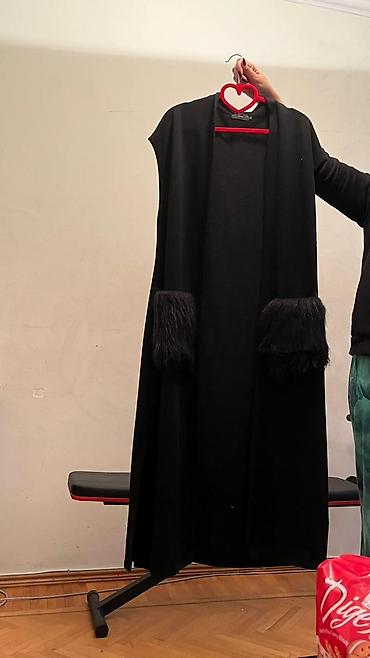 Üst geyimi: Qara rəngli uzun papaqlı jilet/kardiqan - Model: qolsuz, açıq önlü — 1
