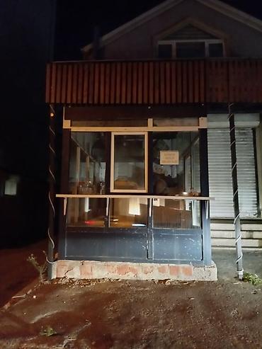 kiosk satici: Plastik köşk, budka. Satılır. Sağ sol və ön hissəsi var. Arxa yoxdur — 3