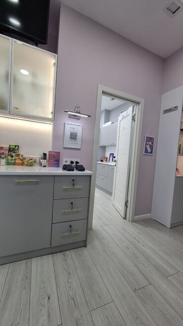 Офисы: Продаю Офис 40 м², 1 этаж — 5