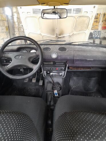 ваза стеклянная прозрачная высокая без узора: VAZ 2106 sedan - Korpus: bej rəng, 4 qapı, xrom ön-arka bamperlər