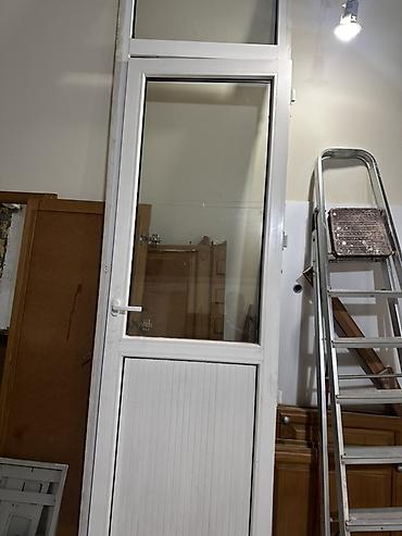 Ağ rəngli PVC qapı üst hissəsində əlavə sabit şüşə panel ilə birlikdə