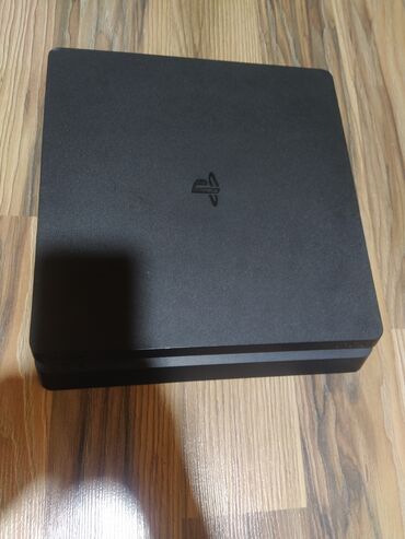 playst: PlayStation 4 Slim bir pultu var,iki kabro var,iki dənə nakleyka,dört