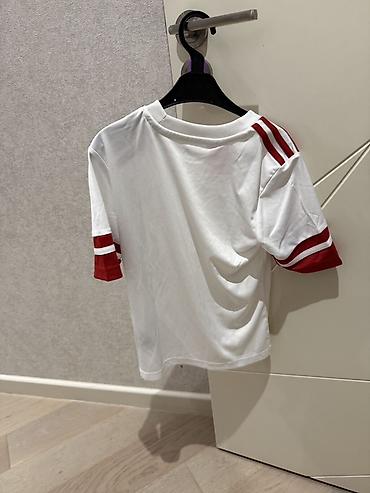 neftci formasi satilir: Futbolka, Oğlan üçün, 7 - 8 yaş, Adidas — 2