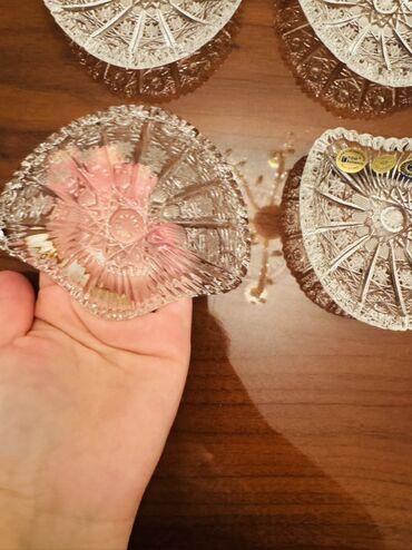 Külqabılar: Dörd ədəd "TOM Bohemia Crystal" markalı kristal qab dəsti. Hər qabın — 6