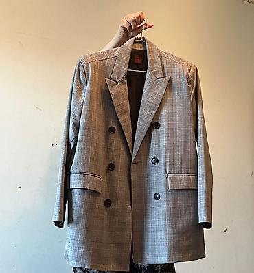 Qadınlar üçün klassik dəbli blazer - Rəng və naxış: Açıq boz tonlarda