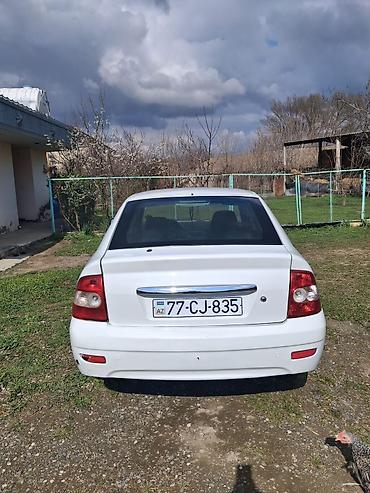 VAZ (LADA): Lada Priora sedan, ağ rəng. - Nömrə: 77-CJ-835 (AZ) - Mühərrik: benzin — 8