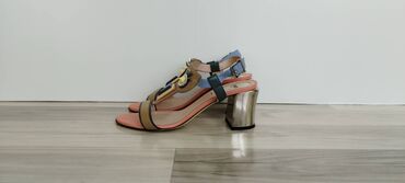 Women's Footwear: Σανδάλια Fendi. Αυθεντικός. Πολύ καλή κατάσταση. Δέρμα. Τακούνια 6 cm