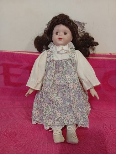 Oyuncaqlar: Bu farfor kuklalar kolleksiyası müxtəlif ölçülərdə və detallı — 10