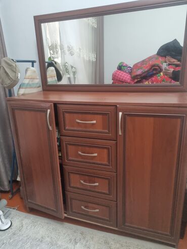 продажа мебель: Кийим үчүн комод, Колдонулган, Күзгүсү менен, Жыгач, түсү - Күрөң