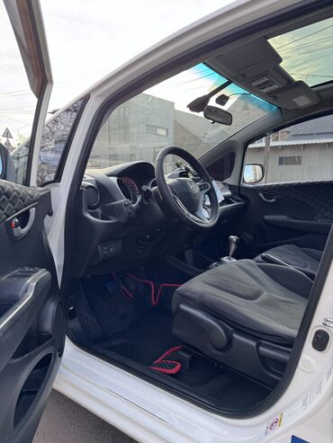 Honda: Honda Fit: 2009 г., 1.4 л, Робот, Бензин, Хэтчбэк — 8