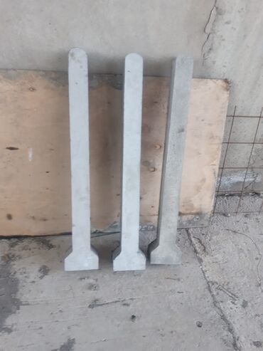 Beton bloklar: Bu beton blok tikinti sahəsində dayaq kimi istifadə olunan, möhkəm və — 4