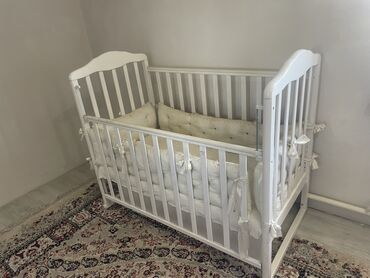 стеганое одеяло из овечьей шерсти: Детская кроватка из дерева, выполненная в белом цвете, предназначена