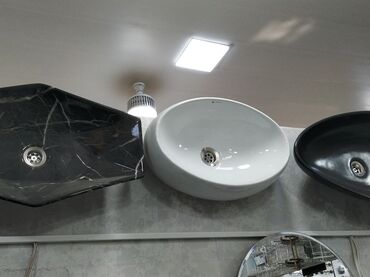 Truba: Üstəqoyma qab-variasiyalı hamam lavaboları - Dizayn: Müasir, yumru və