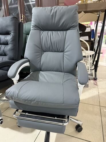 стулья игровые: Офис креслолор, Дөңгөлөктүү, түсү - Боз, Экокожа