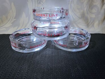 Čaše: Pepeljare 1 nove gorki list. Nove pepeljare pakovanje po dve. Cena za — 1