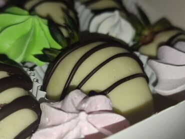Кондитерские изделия, сладости: "Клубника в шоколаде" - это нежное сочетание сочной ягоды и сладкого